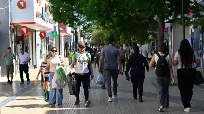 El centro de la ciudad se transformó en un hervidero de gente en un feriado que nadie esperaba así
