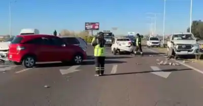 Un Peugeot frenó de golpe en el Acceso Sur y terminó desatando un choque en cadena: qué dijo el conductor