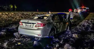Volcó un auto en plena Ruta 3: tuvieron que abrir las puertas a mano para rescatar a los ocupantes