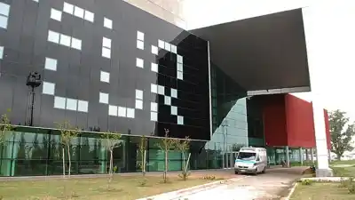Accidente en Villa María: chocaron un auto y una moto y dos hombres terminaron en el hospital