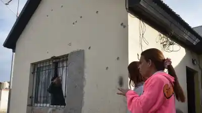 Balearon una casa y un auto en Caleta Olivia: los tiros que no se explican