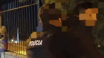 Se metió por la ventana de una casa y al escapar por los techos se topó con algo que no esperaba