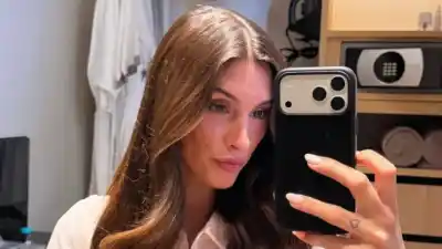 Lola Latorre revela el contenido de su bolso para un viaje de 36 horas y el detalle que Victoria’s Secret preparó solo para ella
