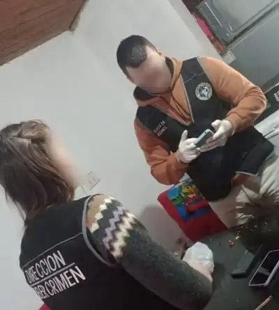 Excomisario prófugo: secuestran un teléfono y analizan chats para dar con su paradero
