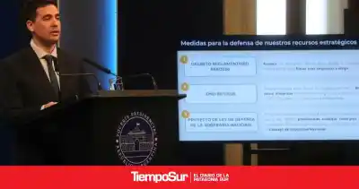 El vocero presidencial lanzó una advertencia por Malvinas y apuntó contra las petroleras