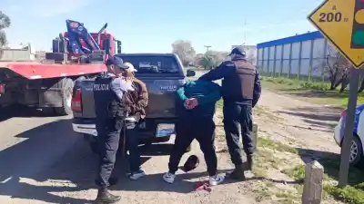 Robaron una mochila con plata y escaparon en una camioneta: un detalle los delató