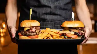 Nueva escala salarial para empleados de comida rápida: cuánto cobran en septiembre
