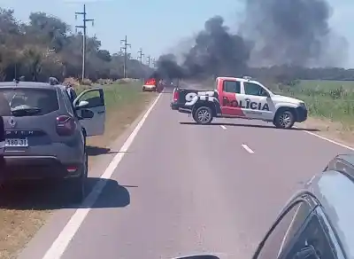 Incendio de un auto con tubo de gas: cortan la RN 64 y ya hay desvíos