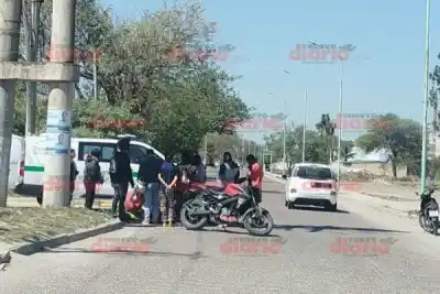 Un accidente en plena calle 25 de Mayo dejó a un hombre tirado en el asfalto