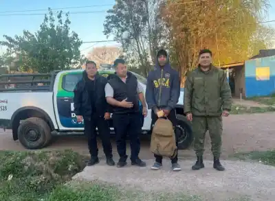 El increíble gesto de dos policías que viajaron 200 km para devolver un bolso perdido
