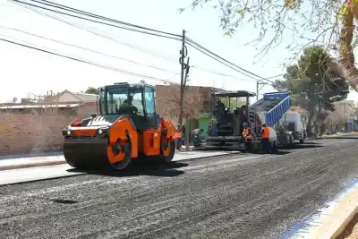 Arrancó una nueva etapa de asfalto en Centenario: qué calles y a quiénes beneficia