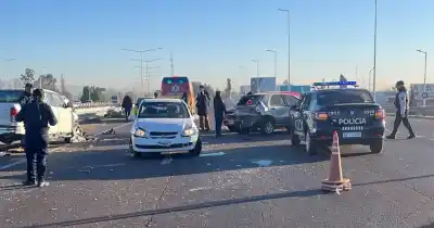 Cinco autos chocaron en el Acceso Sur y un detalle del operativo llamó la atención