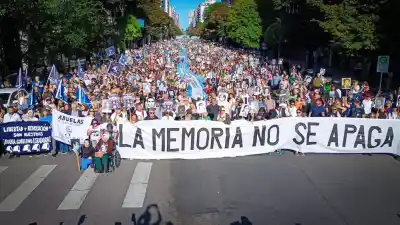 La Plaza de Mayo se llenó de memoria: el grito de “30 mil” resonó en el 50º aniversario del golpe