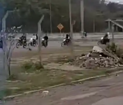Filmaron a motociclistas haciendo maniobras peligrosas en la Ruta 50 y piden más controles