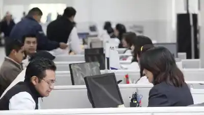 El ajuste que se siente en el bolsillo: el salario estatal se derrumba y la mora se dispara