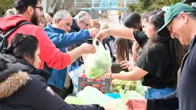 El Frutazo de la Unco desembarca en Cinco Saltos con precios que alivian el bolsillo