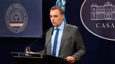 Adorni vuelve al ruedo: la conferencia que busca apagar el fuego en la Rosada