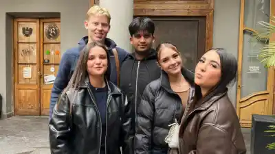 Chicas de Italia y Noruega revelan qué les chocó de las aulas cordobesas
