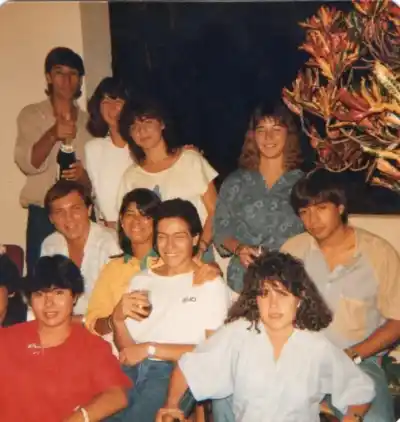 El filtro de la IA muestra un 80 de película: así era el look real en Posadas