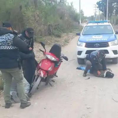 Huyeron de un control en la Ruta 9 y lo que llevaban escondido los delató