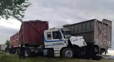 Dos camiones de gran porte chocaron en La Florida y uno de los conductores terminó con politraumatismos
