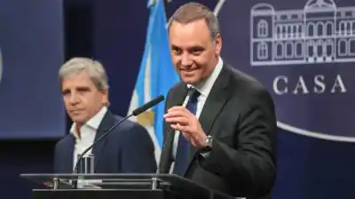 Adorni vuelve a la carga: la conferencia que busca apagar el incendio en el Gobierno