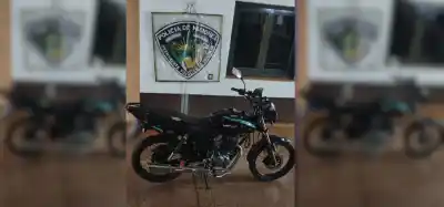 Hacía "wheelie" en Posadas, vio a la Policía y abandonó la moto en plena fuga