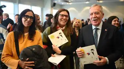 El gobernador que defiende la cultura como resistencia: la feria del libro que espera Santiago