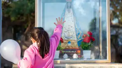 Un rincón de fe y encuentro: así quedó la nueva gruta de la Virgen del Valle en Marcos Avellaneda