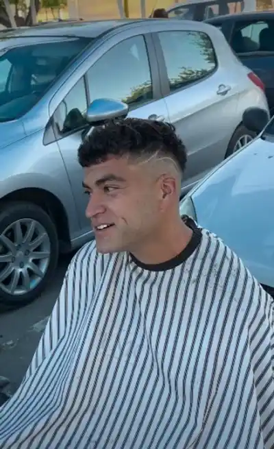 La emotiva reacción de un trapito tras recibir un corte de pelo gratis