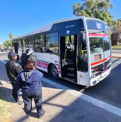 Chocaron un colectivo y una camioneta en una concurrida esquina de Santa Lucía