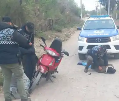 Se dieron a la fuga en una moto, pero el operativo les puso fin: qué les secuestraron