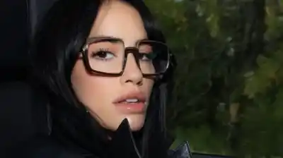 Lali Espósito en la marcha: el gesto con el pañuelo blanco que captó su novio y el encuentro que desató rumores