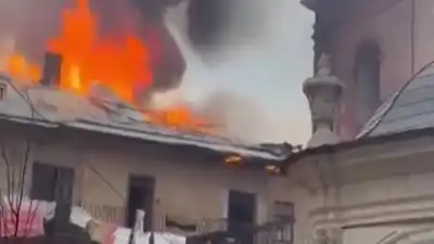 Impacto en pleno día: El ataque con drones que prendió fuego a un símbolo histórico de Ucrania