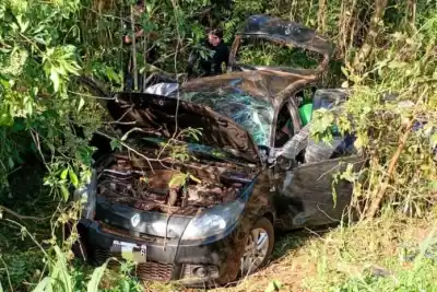 Volcó en la Ruta 20 y el auto dejó una escena que obligó a intervenir a la policía