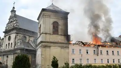 Impacto en el corazón de Ucrania: Un ataque a pleno día deja heridos y un patrimonio histórico en llamas