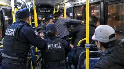 Pelea dentro de un colectivo en Angaco: cuatro detenidos tras la intervención policial