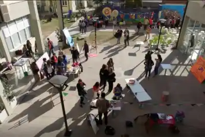Estudiantes de la UNER montan una feria para no abandonar sus carreras