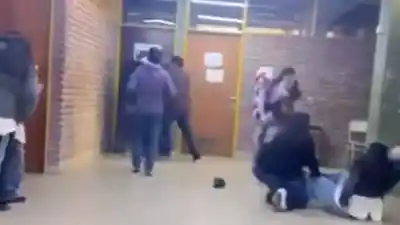 Tres alumnas se tomaron a golpes en un recreo y el video ya recorre la región