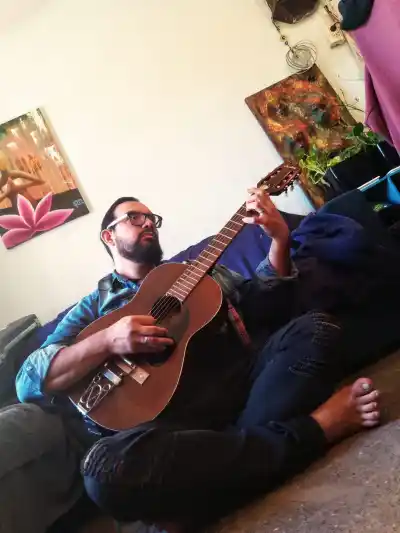 Dos músicos se unen en un escenario para un encuentro que promete sorpresas