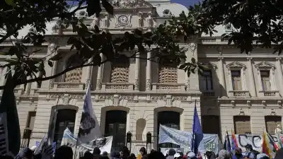 El gobierno ofreció a los gremios un 5% de aumento en tres tramos