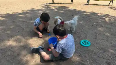 Dos hermanitos de Villa María esperan encontrar una familia que los adopte
