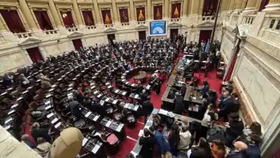 El Gobierno evalúa bajar al recinto para controlar una sesión que no puede frenar