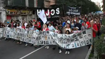 La Plaza Libertad se llenó de memoria: así fue la marcha que unió a generaciones en Santiago
