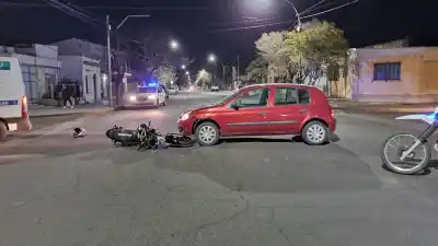 Dos jóvenes asistidos tras un fuerte choque en calles 17 y 106: qué pasó con la moto