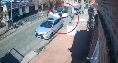 Iban a visitar a su madre de 90 años y un auto blanco les cortó el paso: el violento asalto en la puerta del geriátrico