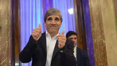 El insólito pedido de Caputo a los jóvenes: convencer a sus padres de sacar la plata del colchón