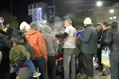 Salieron a dar de comer en plena noche y lo que llevaban sorprendió a todos