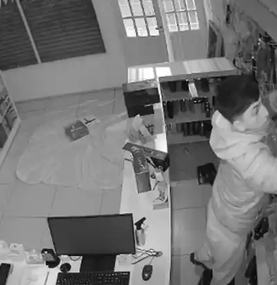 El video del robo en una perfumería de Rawson que expone la frialdad del ladrón