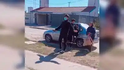 El emotivo regreso de Bastian: el adolescente atacado por un motochorro volvió a su casa